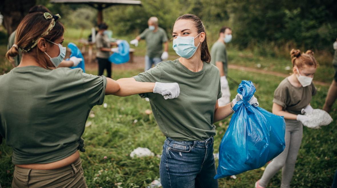 Americans Volunteering to Clean Up